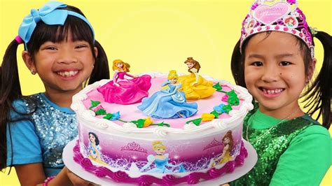 Emma & Jannie Pretend Play w/ Happy Princess Birthday Cake。